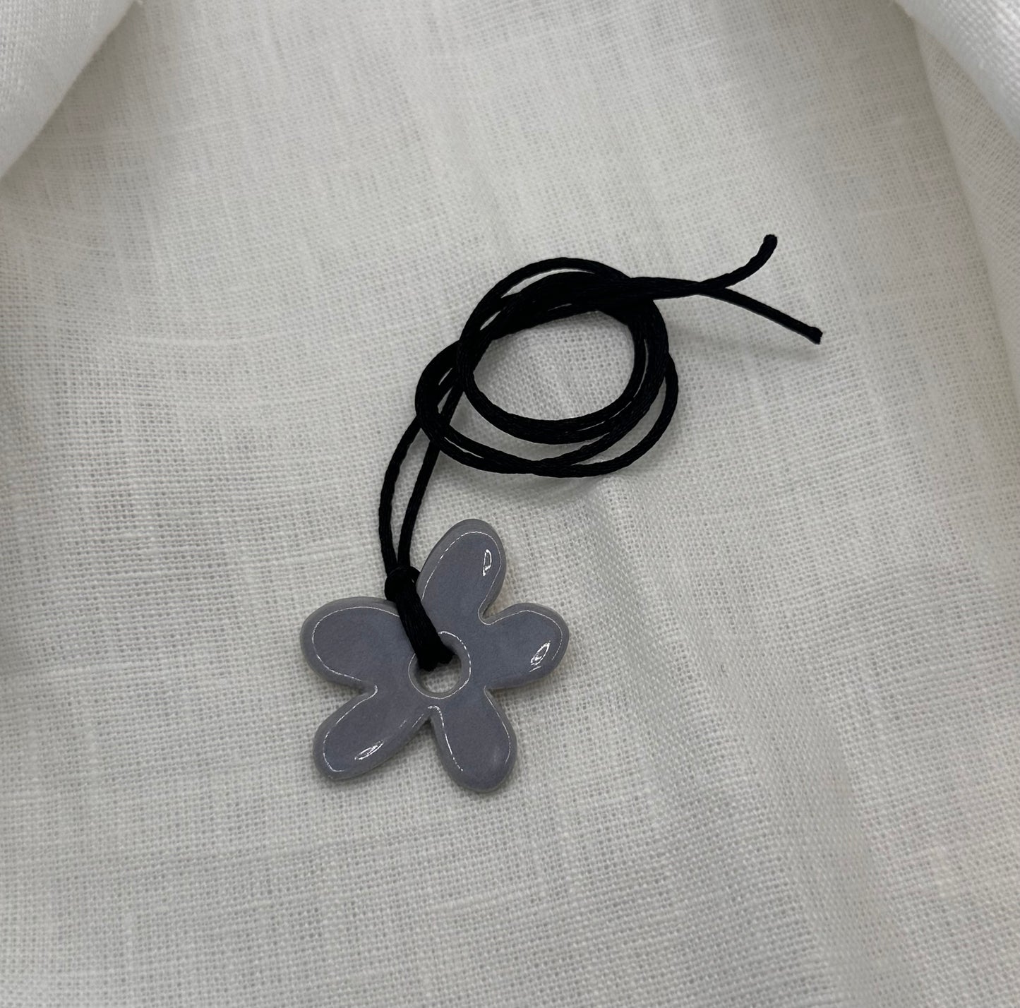 Collier bébé fleur gris