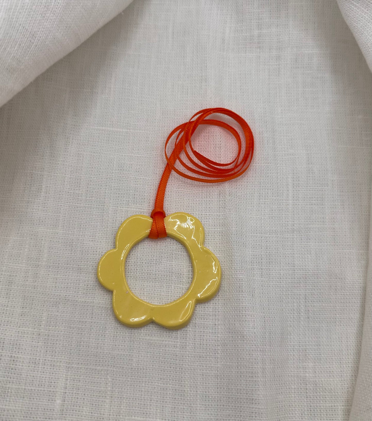 Collier fleur jaune pastel