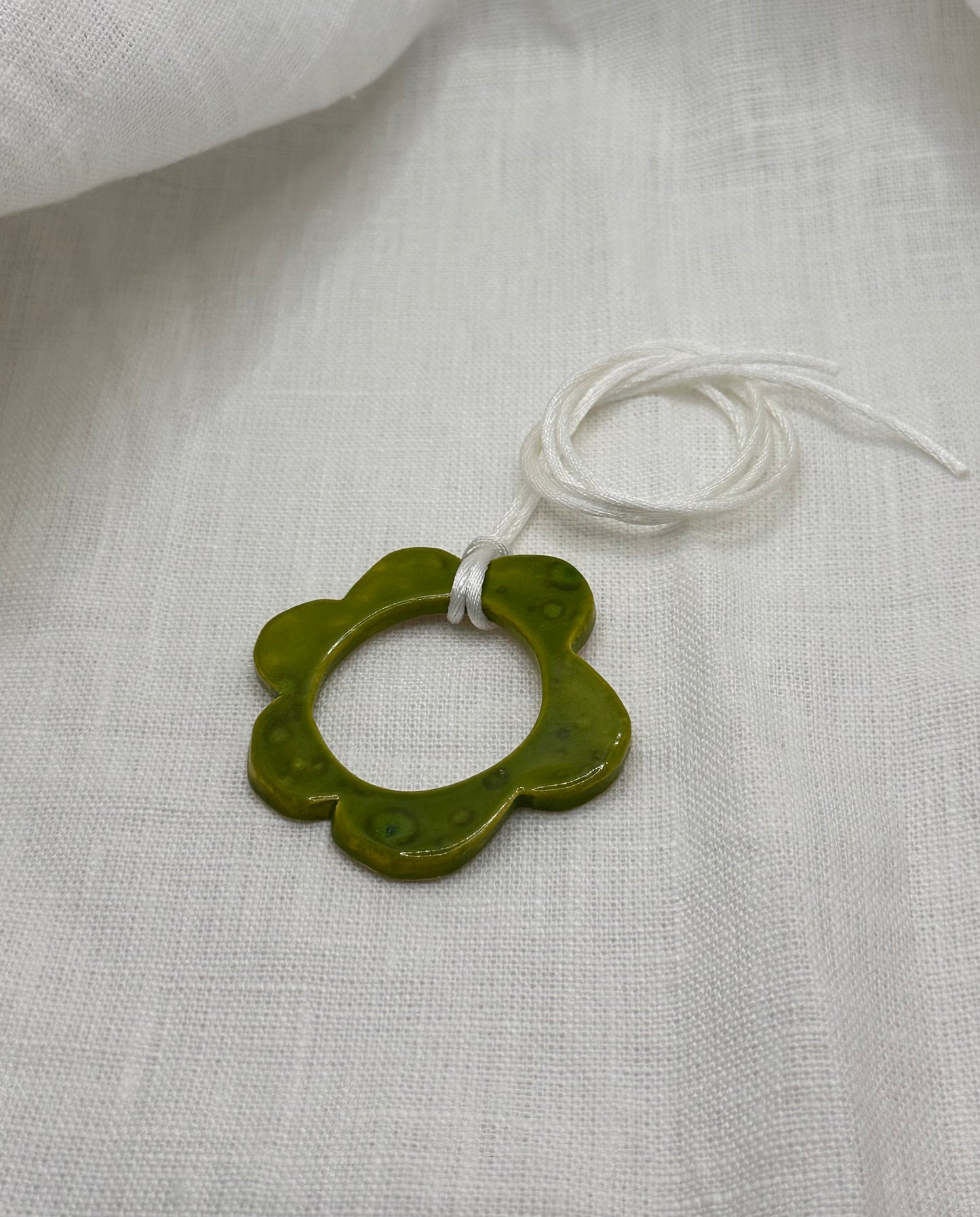 Collier fleur vert moucheté