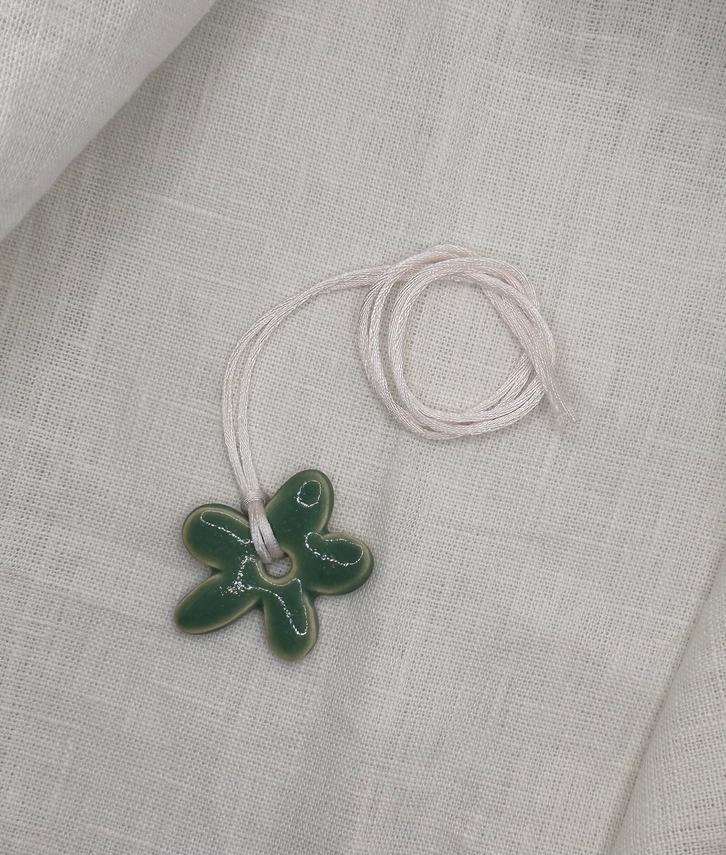 Collier bébé fleur vert d'eau