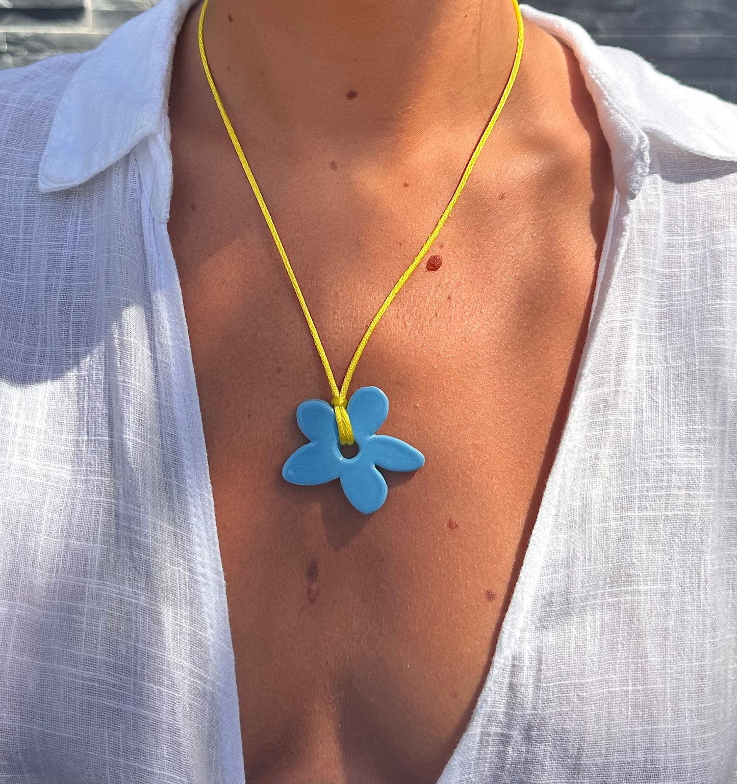 Collier bébé fleur bleu ciel