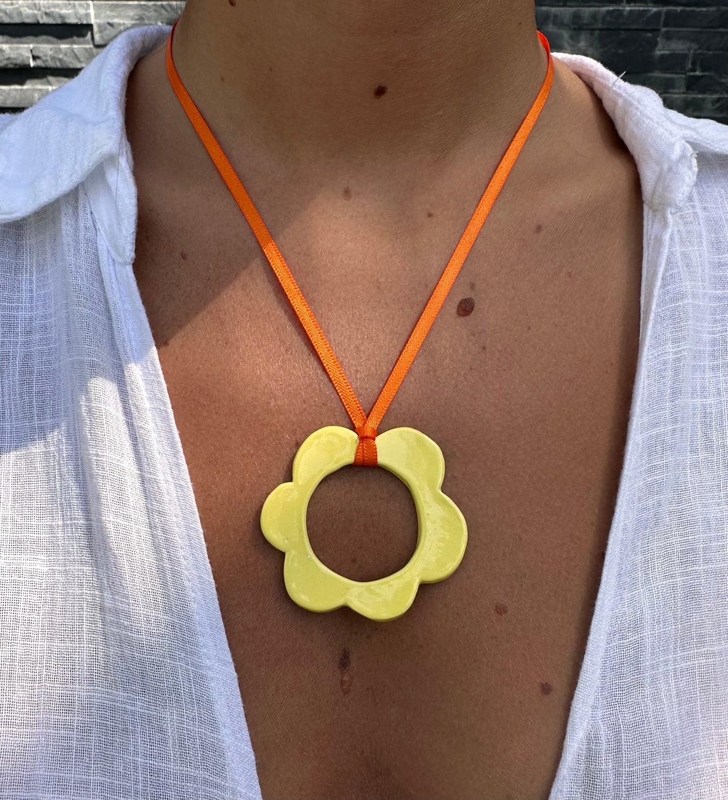 Collier fleur jaune pastel