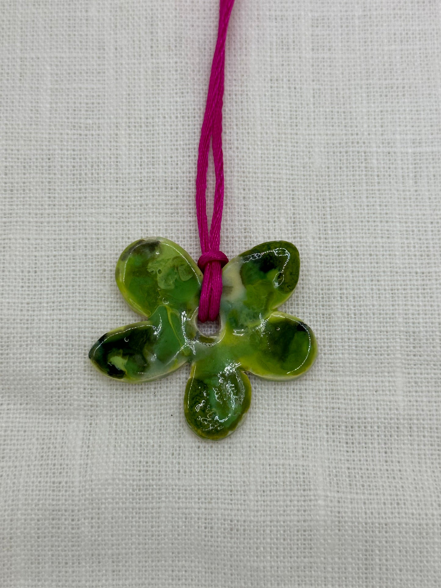 Collier bébé fleur mix de verts