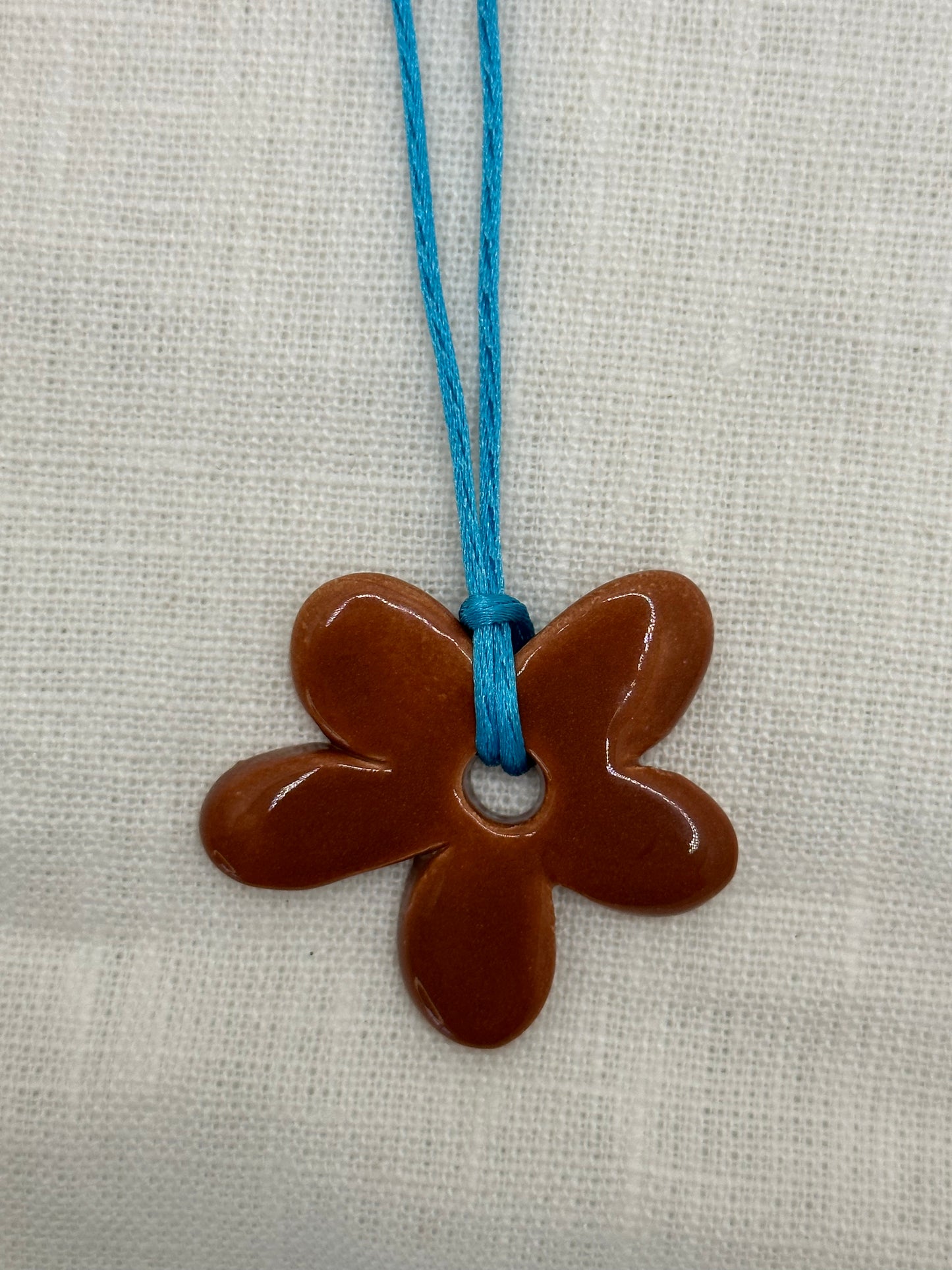 Collier bébé fleur marron