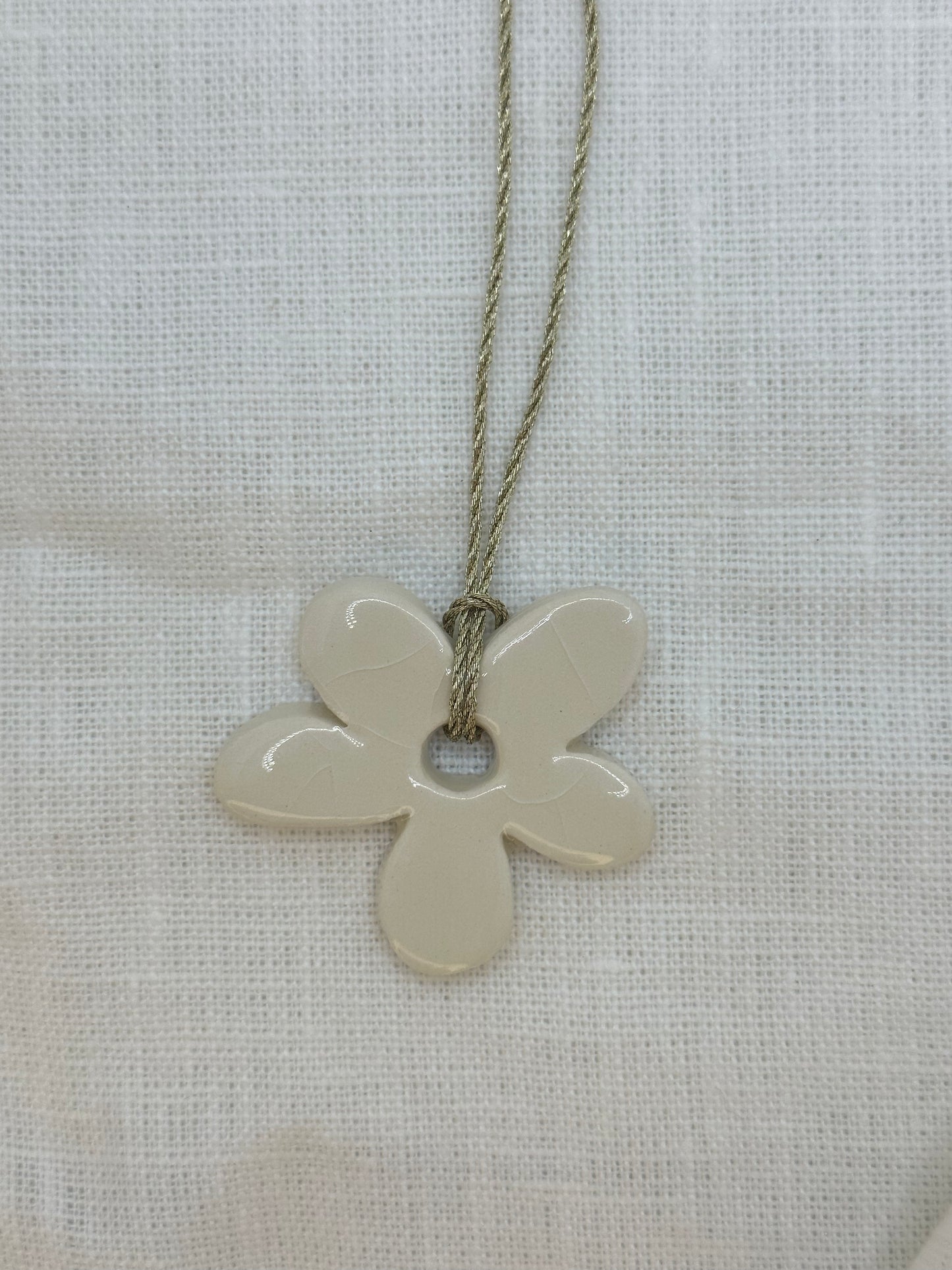 Collier bébé fleur blanche