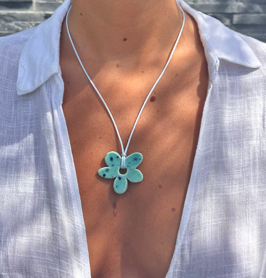 Collier bébé fleur bleu moucheté