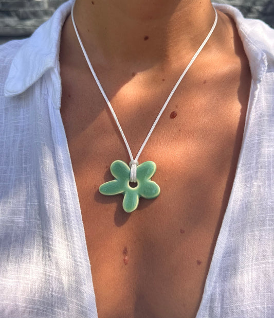 Collier bébé fleur vert d'eau