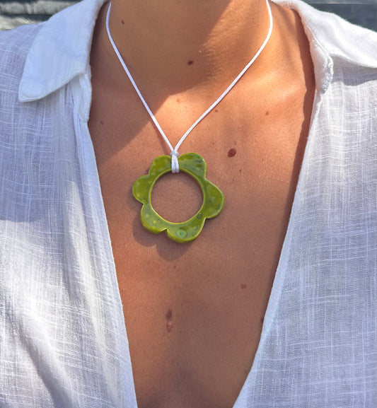 Collier fleur vert moucheté