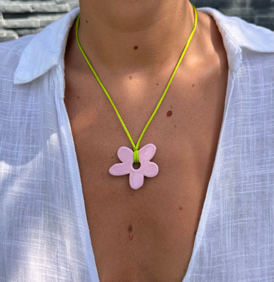 Collier bébé fleur rose claire