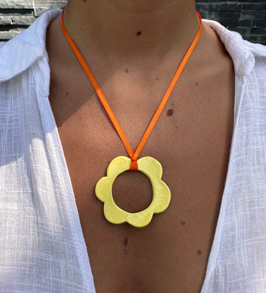 Collier fleur jaune pastel