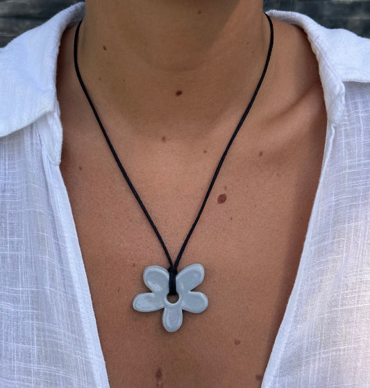 Collier bébé fleur gris