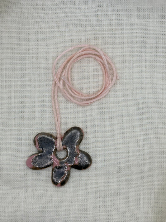Collier bébé fleur rose chrome