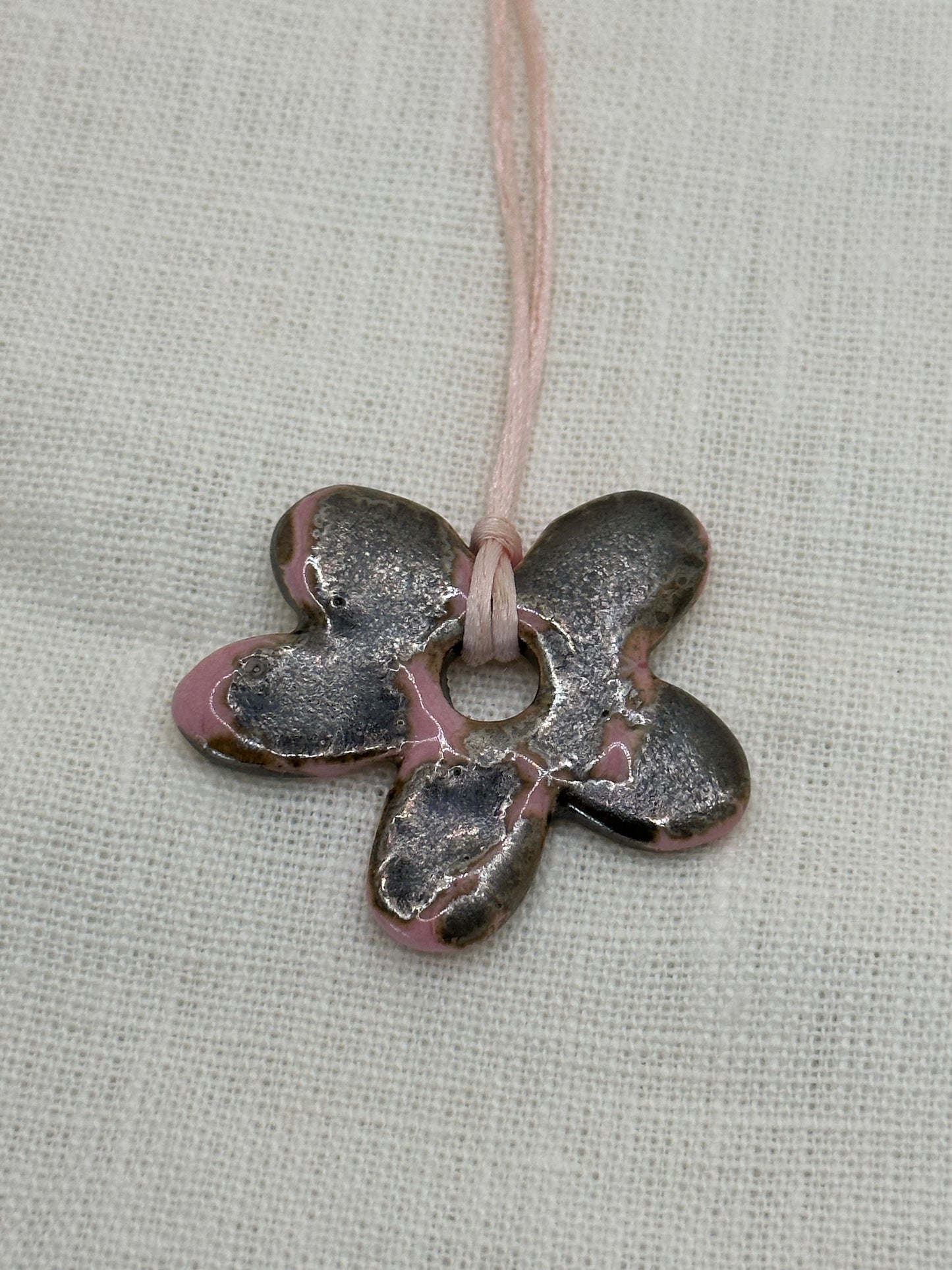 Collier bébé fleur rose chrome