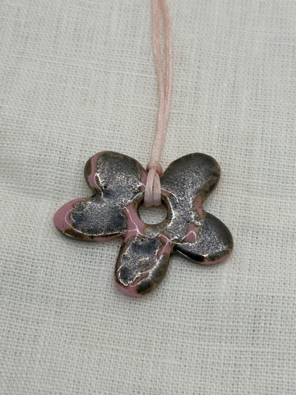 Collier bébé fleur rose chrome